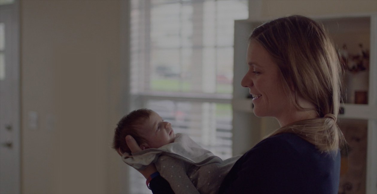 Une mère sourit à son enfant.