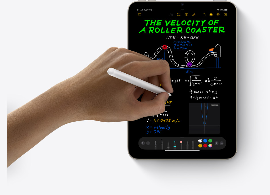 iPad mini otočený na výšku a ruka niekoho, kto používa ceruzku Apple Pencil Pro v Matematických poznámkach.