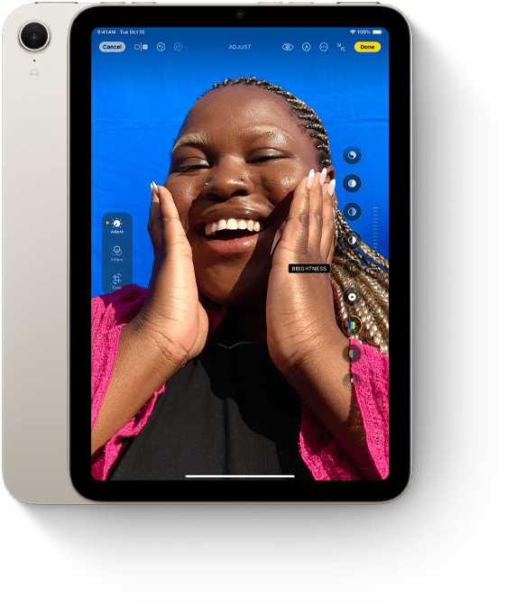 iPad mini otočený na výšku s apkou Fotky.