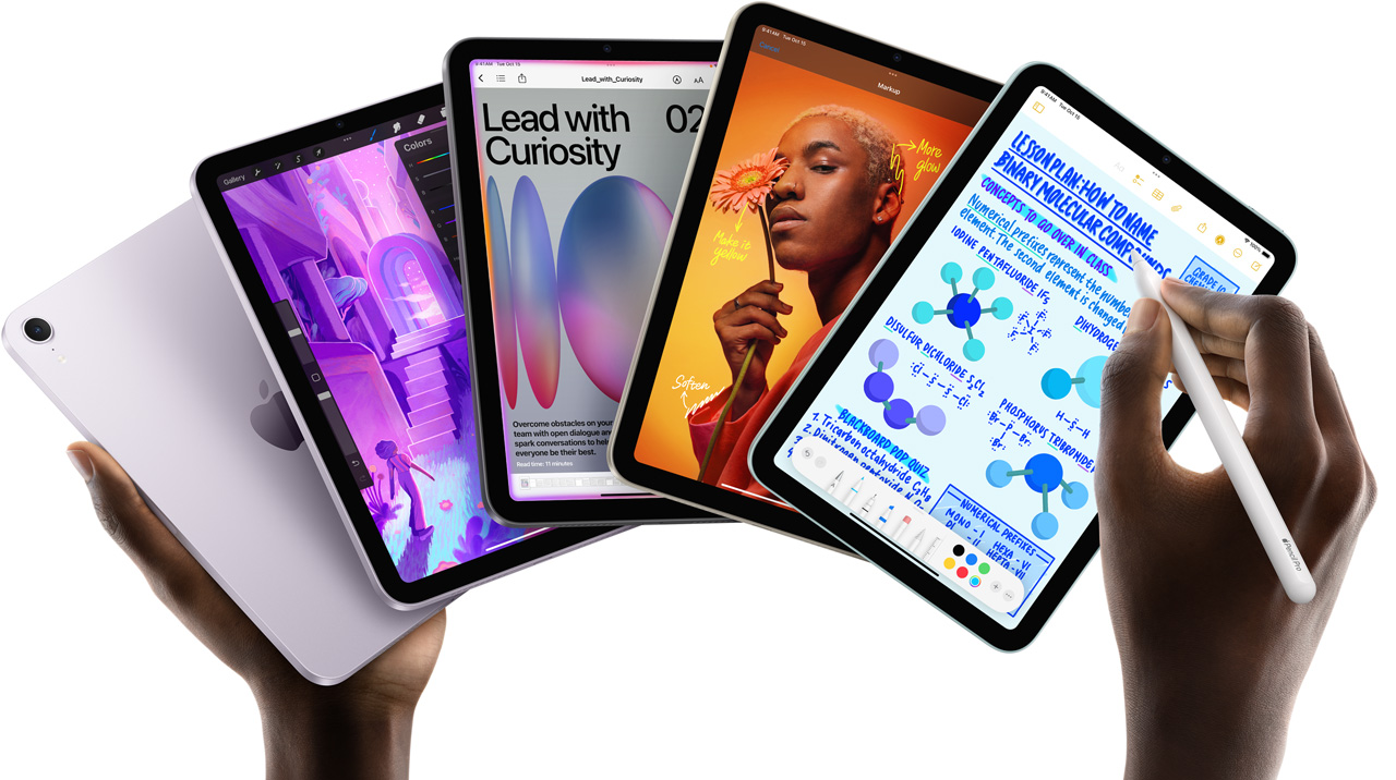 Päť modelov iPadu mini, ktoré držia ruky v tvare vejára. Jeden model je otočený tak, aby bolo vidieť zadnú kameru, zvyšné štyri sú otočené displejom dopredu. Niekto píše poznámky ceruzkou Apple Pencil Pro.