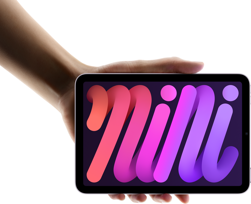 Niekto drží jednou rukou iPad mini. Je otočený na šírku a vidíme, že je kompaktný a ľahko sa prenáša.