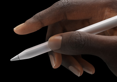 Niekto drží ceruzku Apple Pencil Pro medzi palcom a ukazovákom.
