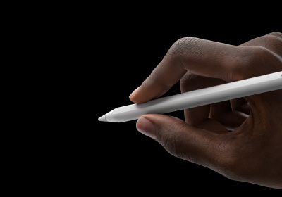 Ruka drží ceruzku Apple Pencil Pro v polohe pripravenej na písanie. Hrot ceruzky je namierený na rozhranie, ktoré zobrazuje novú paletu nástrojov.