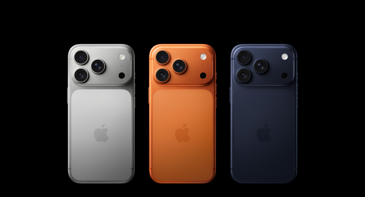 iPhone 17 Pro, face arrière, trois finitions disponibles, argent, orange cosmique, bleu intense, système caméra Pro Fusion dans le coin supérieur gauche, 3 objectifs, micro, flash, logo Apple au centre