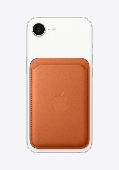 iPhone 17e, face arrière, coloris blanc, Porte-cartes en tissage fin avec MagSafe en coloris roux orangé, caméra Fusion au sommet