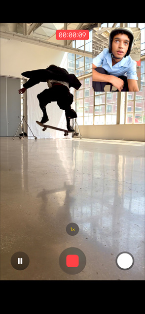 iPhone Air, face avant, fonctionnalité vidéo Double capture en cours d’utilisation avec une personne filmant simultanément avec les caméras avant et arrière