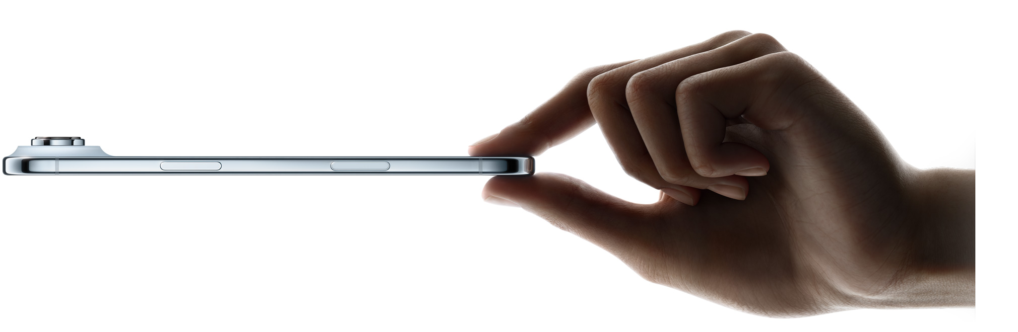 iPhone Air tenu entre un pouce et un index, côté, coloris bleu ciel, profil fin, système caméra Fusion, boutons : latéral, Commande de l’appareil photo