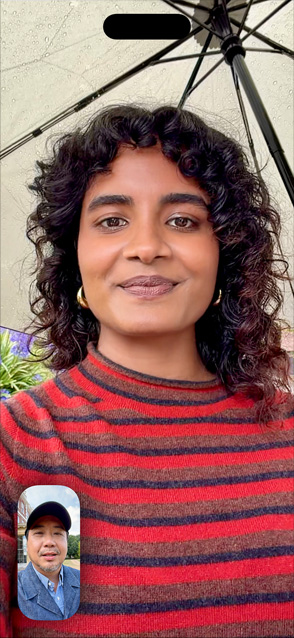 iPhone Air, etupuoli, kaksi FaceTime-puhelua puhuvaa henkilöä käyttää valokeilatoimintoa videopuheluille