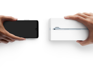 Manos intercambiando teléfonos, dispositivo Android sin caja a la izquierda, iPhone 17 Pro en su caja a la derecha