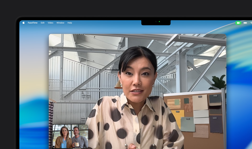 Appel vidéo sur MacBook Pro montrant une personne qui discute avec deux autres, Cadre centré les maintient au centre de l’image, même quand elles se déplacent