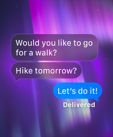 Une image d’aurores boréales en arrière-plan d’une conversation de groupe dans Messages