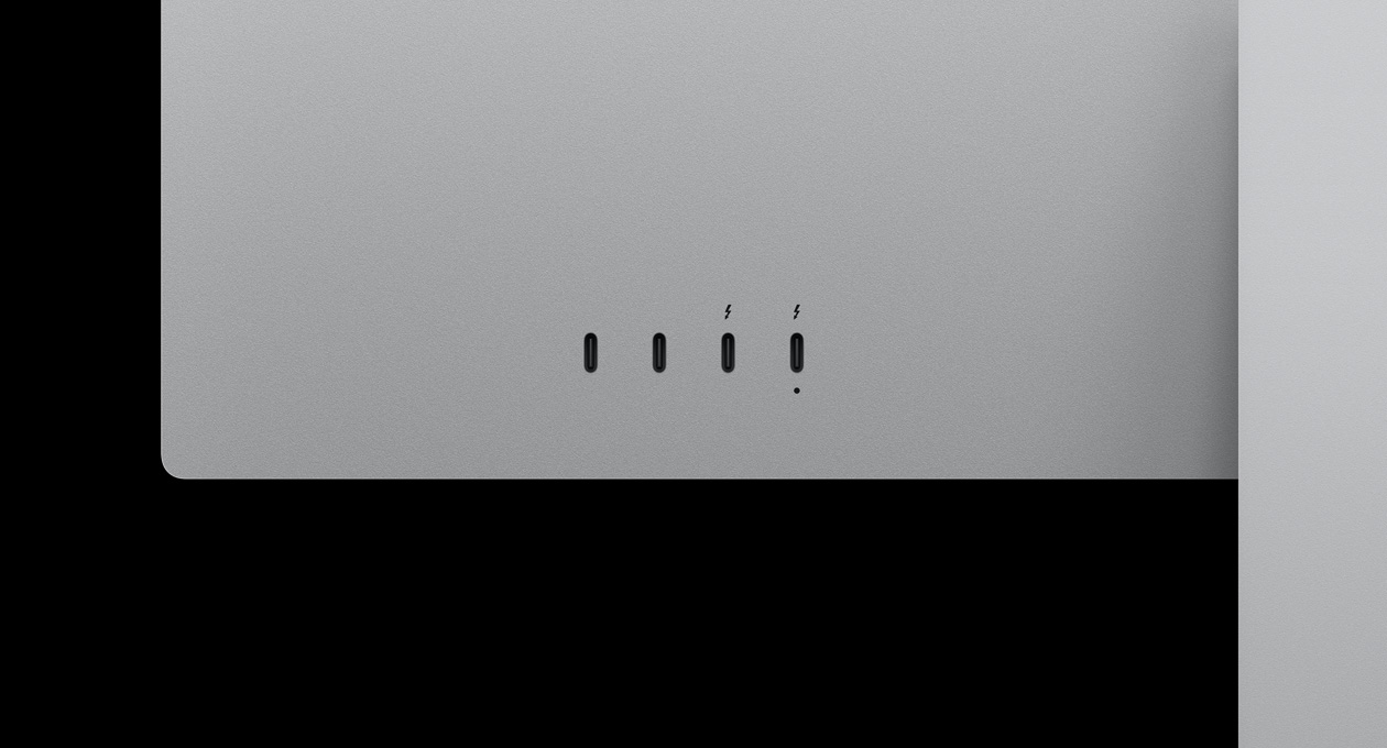 Nahaufnahme der Rückseite des Studio Display XDR, die zwei USB‑C Anschlüsse und zwei Thunderbolt 5 Anschlüsse zeigt