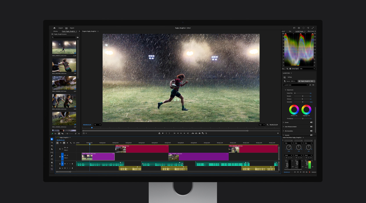 In einer Adobe Premiere Pro Datei läuft ein Rugbyspieler im Regen über ein Feld